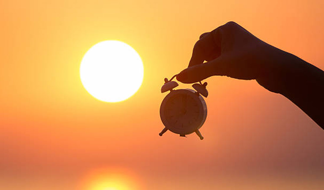 Consejos de 123tinta.es para ahorrar en la factura de la luz con el cambio de hora